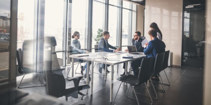 Corporate business team and manager in a meeting Intensive Besprechung: Viele Familienunternehmen wissen die Vorteile eines hochwertig besetzten Aufsichtsrates inzwischen zu schäzten.