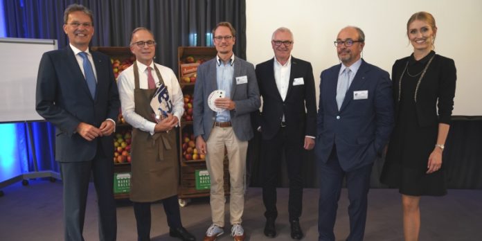 Beitragsbild © Mandat Managementberatung GmbH Gastgeber und Referenten des 15. Internationalen Marken-Kolloquiums: Prof. Guido Quelle (ganz links) und Linda Vollberg (ganz rechts) von der Mandat Managementberatung mit den vier Referenten (v.l.n.r.) Patrick Müller-Sarmiento, Jan Heitmann, Wilhelm Weischer und Dr. Andreas Kaufmann.