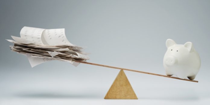Beitragsbild © pogonici - stock.adobe.com Versicherung versus Geld: Garantien für Steuerrisiken werden immer öfter im Vorfeld über W&I-Versicherungen abgewickelt.