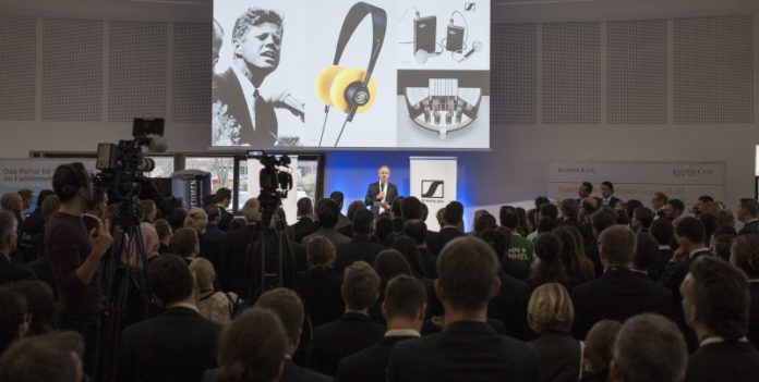 Beitragsbild © Sennheiser electronic GmbH & Co. KG Die Eröffnungsrede von Andreas Sennheiser: Rückblick auf Vergangenes wie John F. Kennedy oder der HD 414 und Ausblick auf die Zukunft des Familienunternehmens.