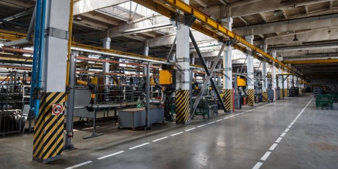 Factory workshop interior and machines Assets entscheiden: Mittelständische Produktinsunternehmen verfügen in der Regel über wertvolle Maschinen und weitere Substanzwerte. © Roman - stock.adobe.com
