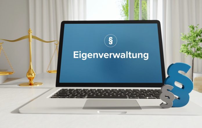 Eigenverwaltung – Recht, Gesetz, Internet. Laptop im Büro mit