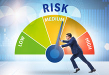 Resiliente Wertschöpfungsketten im Zeitalter des Decoupling Externe „Schocks“ wirken negativ auf Angebot und Nachfrage an beiden Enden der Wert-schöpfungskette. Auf der Beschaffungsseite bewirken sie, dass Rohstoffe, Verpackungsmate-rialien, Transporte und Energiekosten teurer werden. Hinzu kommt der branchenübergrei-fende Fachkräftemangel, welcher die Lage in Krisensituation meist zusätzlich verschärft.