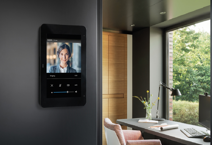 Das JUNG Smart Control 8 ist ein kapazitives Touchdisplay für die Steuerung sämtlicher Funk­tionen der JUNG Server – von der Türkommunikation bis zur Bedienung des Smart Homes