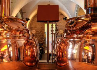 Schlossbrauerei Friedenfels muss den Betrieb einstellen Immer weiter steigende Material- und Produktionskosten machen der Schlossbrauerei Friedenfels seit Monaten schwer zu schaffen. Zudem ist die erhoffte Erholung nach den starken Einbrüchen beim Umsatz nach der zweijährigen Corona-Pandemie aufgrund der Kaufzurückhaltung der Verbraucher ausgeblieben. Daher sieht das Unternehmen keinen anderen Ausweg mehr, als den Betrieb der Brauerei einzustellen.