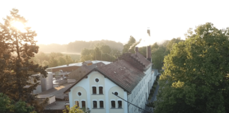 Die Schlossbrauerei Friedenfells ist gerettet und muss nicht geschlossen werden. Das umfangreiche Medienecho rund um die geplante Einstellung des Braubetriebs führte dazu, dass sich mehrere ernsthafte Interessenten gemeldet haben und nun ein Käufer gefunden werden konnte. Zuvor intensiv geführte Gespräche der Gesellschafterfamilie von Gemmingen-Hornberg mit einer Vielzahl regionaler und überregionaler Getränkeherstellern brachten zunächst kein Ergebnis um eine Weiterführung zu realisieren.