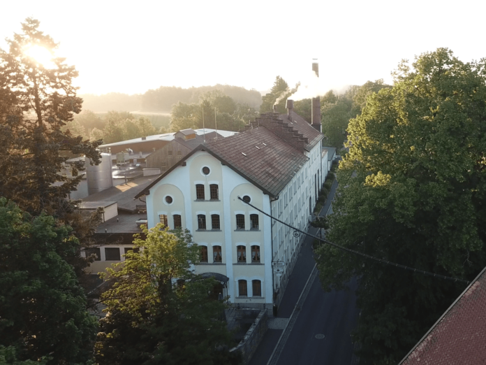 Die Schlossbrauerei Friedenfells ist gerettet und muss nicht geschlossen werden. Das umfangreiche Medienecho rund um die geplante Einstellung des Braubetriebs führte dazu, dass sich mehrere ernsthafte Interessenten gemeldet haben und nun ein Käufer gefunden werden konnte. Zuvor intensiv geführte Gespräche der Gesellschafterfamilie von Gemmingen-Hornberg mit einer Vielzahl regionaler und überregionaler Getränkeherstellern brachten zunächst kein Ergebnis um eine Weiterführung zu realisieren.