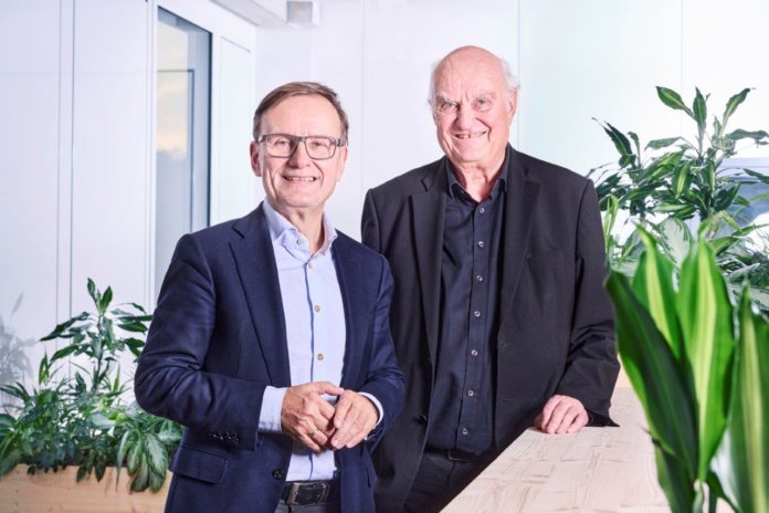 Prof. Dr. Hans Sommer (rechts) hat den Vorsitz im Aufsichtsrat der Drees & Sommer SE zum 1. Januar 2023 an seinen Stellvertreter Dr. Johannes Fritz (links) abgegeben.