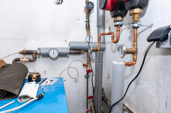 Heizungsanlage für Fernwärme in einem Altbau. Umwälzpumpen Wa