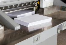 Papierverarbeitungsunternehmen Schöneis verkauft Insolvenzverwalter Dr. Christian Kaufmann von der Pluta Rechtsanwalts GmbH hat ein positives Ergebnis im Insolvenzverfahren des Papierverarbeitungsunternehmens Schöneis erreicht: Die Gläubigerversammlung stimmte der ausgehandelten Investorenlösung für den niedersächsischen Betrieb zu. Damit kann die übertragende Sanierung planmäßig zum 1. April 2023 umgesetzt werden. Käufer des Geschäftsbetriebes ist die Bernd Häseler Buchbinderei GmbH aus Minden. Künftig firmiert das Unternehmen als Häseler & Schöneis Buchbinderei GmbH und ist Teil der Sattler Media Group.