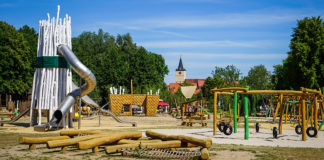 Auf einem Spielplatz ist die Welt noch in Ordnung – meistens zumindest. Sein ganzes Berufsleben mit Spielplätzen zu verbringen ist daher eine besonders spannende Aufgabe. Die SIK-Holzgestaltungs GmbH beschäftigt sich seit mehr als 30 Jahren erfolgreich mit Spielplätzen. Nun ist das Unternehmen in neue Hände übergegangen – begleitet und unterstützt von der BB/MBG Berlin-Brandenburg.