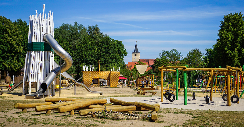 Auf einem Spielplatz ist die Welt noch in Ordnung – meistens zumindest. Sein ganzes Berufsleben mit Spielplätzen zu verbringen ist daher eine besonders spannende Aufgabe. Die SIK-Holzgestaltungs GmbH beschäftigt sich seit mehr als 30 Jahren erfolgreich mit Spielplätzen. Nun ist das Unternehmen in neue Hände übergegangen – begleitet und unterstützt von der BB/MBG Berlin-Brandenburg.