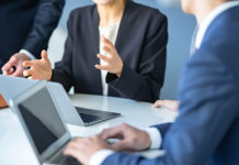 Die Gründungstätigkeit in Deutschland hat 2022 einen Dämpfer erhalten. Dies ist eines der Ergebnisse des KfW-Gründungsmonitors der Kreditanstalt für Wiederaufbau (KfW). zeigt. Mit 550.000 Existenzgründungen wurde ein Rückgang in Höhe von 9% verzeichnet.. Die Gründungstätigkeit hat sich nach der Studie der KfW sowohl im Voll- als auch im Nebenerwerb verringert. Bei den Nebenerwerbsgründungen war der Rückgang mit 12% stärker. Bei den allermeisten Existenzgründungen in Deutschland erfolgt nach dem aktuellen Gründungsmonitor der Schritt in die Selbstständigkeit traditionell mit einem neuen Unternehmen, das es zuvor rechtlich wie organisatorisch nicht gab. Ihr Anteil blieb 2022 mit 86 % auf dem hohen Niveau des Vorjahrs. Angesicht der großen Zahl an mittelständischen Unternehmen, die eine Nachfolgelösung suchen, sei diese Zahl eine volkswirtschaftliche Herausforderung. Ebenfalls nahezu unverändert sei der hohe Anteil der Sologründungen – das sind Unternehmen, die von einer einzelnen Gründungsperson gegründet werden.