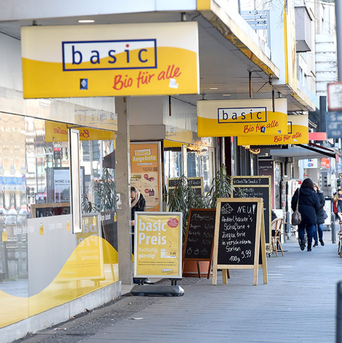 Der Lebensmitteleinzelhändler tegut... (Tegut) übernimmt das in wirtschaftliche Schieflage geratene Bio-Supermarktkette Basic AG (Basic). Darüber wurde die Basic-Belegschaft im Rahmen einer Mitarbeiterversammlung vonTegut-Geschäftsführer Thomas Gutberlet und Basic-Vorstand Christoph Eich informiert. Die Transaktion bedarf nach Angaben des Unternehmens noch der kartellrechtlichen Freigabe und der Umsetzung in einem Insolvenzplan. Über den Kaufpreis haben beide Unternehmen Stillschweigen vereinbart.