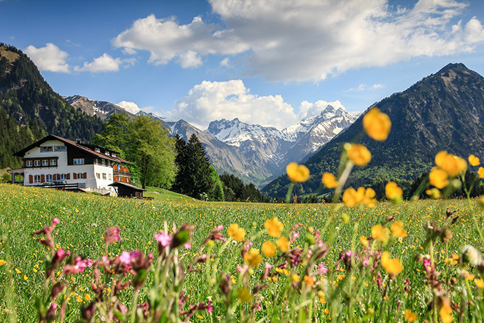 Insolvenzverwalter Mirko Möllen von der Pluta Rechtsanwalts GmbH hat für alle vier Hotels der Deva Asset & Hotelmanagement GmbH tragfähige Nachfolgelösungen erzielt. Die neu gegründete Deva Hotels Verwaltung GmbH betreibt seit April die Villa Mittermaier in Reit im Winkl, das Hotel Fischerwirt in Ruhpolding und das Vitalhotel Achentaler in Unterwössen. Das Hotel Beim Egger in Schechen führt ein Pächter aus der Region fort. Die Deva Asset & Hotelmanagement GmbH aus Reit im Winkl hatte Anfang Februar 2023 einen Insolvenzantrag gestellt. Das Amtsgericht Traunstein ordnete am 2. Februar 2023 die vorläufige Insolvenzverwaltung über das Vermögen der Gesellschaft an und bestellte Mirko Möllen zum vorläufigen Insolvenzverwalter. Ende März 2023 wurde er zum Insolvenzverwalter bestellt. Die DEVA Plus Hotels GmbH musste ebenfalls einen Insolvenzantrag stellen. Auch in diesem Verfahren ist Mirko Möllen als Insolvenzverwalter tätig. Die Gesellschaft war Betreiber des Hotels Alpenhof in Bayrischzell, welches nun von der MT Süd Betriebs GmbH betrieben wird.