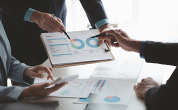 In einem Unternehmen gibt es immer wieder Anlässe für Investitionen, denn Stillstand ist Rückschritt. Aber woher kann das Geld kommen? Ausgewiesene Experten können den Firmen einen Überblick über ihre Möglichkeiten geben, und somit die Rendite zu verbessern und teure Reinfälle zu vermeiden.