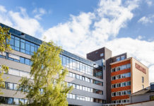 Die Klingel Gruppe, einer der größten Versandhändler in Deutschland, stellt sich für die Zukunft neu auf. Die K - Mail Order GmbH & Co. KG, die Hauptgesellschaft der Gruppe mit Sitz in Pforzheim, wird ihren Transformationskurs im Rahmen eines Sanierungsverfahrens in Eigenverwaltung fortsetzen. Einen entsprechenden Antrag hat das Unternehmen gestellt. Neben der K - Mail Order GmbH & Co. KG befinden sich auch die Hamburger Tochtergesellschaften IMPRESSIONEN Versand GmbH und die SCHNEIDER GmbH & Co. KG in einem Eigenverwaltungsverfahren. In den drei Unternehmen arbeiten rund 1.800 Mitarbeiter. Die weiteren Gesellschaften der Firmengruppe, die insgesamt mehr als 250 Mitarbeiter beschäftigen, sind von den Maßnahmen nicht betroffen.