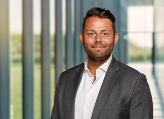 Der Real Estate-Experte Fabian Hammer ist Anfang Juli zur Unternehmensberatung Falkensteg gewechselt. Der 30-Jährige ergänzt das Real Estate-Team um Falkensteg-Partner Christian Alpers und übernimmt als Director die Leitung des Hamburger Standortes. Erst im November vergangenen Jahres hatte Falkensteg sein sechstes Büro in der Hansestadt eröffnet, um mit der Erweiterung die angestammten Geschäftsfelder Corporate Finance (Distressed M&A, Debt Advisory), Restrukturierung und Real Estate näher an Kunden und Investoren im norddeutschen Raum zu bringen. „Diese Expansion soll mit Fabian Hammer noch mehr Fahrt aufnehmen. Mit seiner Expertise in der Immobilienwirtschaft und M&A, seiner fokussierten Kundenorientierung sowie seinem ausgeprägten Netzwerk wird er den Bereich deutlich voranbringen“, sagt Christian Alpers, Leiter Falkensteg Real Estate.