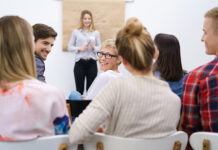 Contec übernimmt Educaro-Gruppe White & Case-Partner Dr. Jan-Philipp Hoos ist es in seiner Eigenschaft als Insolvenzverwalter gelungen, den Geschäftsbetrieb der Educaro GmbH und ihrer Tochtergesellschaften in Mexiko, Indien, Tunesien, Türkei und Kolumbien an die Contec-Gruppe aus Bochum zu verkaufen. Ein entsprechender Kaufvertrag wurde in Düsseldorf unterzeichnet. Bei der Educaro-Gruppe handelt es sich nach eigenen Angaben um die erste internationale Bildungseinrichtung für ethische Erwerbsmigration im Gesundheitswesen. Sie vermittelt internationale Fachkräfte an Kliniken und Pflegeeinrichtungen in Deutschland, bildet diese aus und betreut die Kandidatinnen bei ihrer Integration in Deutschland. Weltweit beschäftigt das Unternehmen rund 90 Beschäftigte – in Düsseldorf sowie in weiteren Standorten in Mexiko City/Mexiko, Bangalore/Indien, Tunis/Tunesien und Bogotá/Kolumbien.