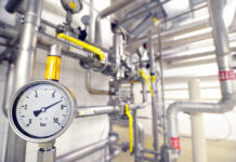 DBAG kauft TBD Technische Bau Dienstleistungen Die Deutsche Beteiligungs AG (DBAG) investiert in TBD Technische Bau Dienstleistungen (TBD), einen spezialisierten Dienstleister im Bereich kritische Infrastruktur. Im Rahmen eines Management-Buy-outs (MBO) wird die Mehrheit der Anteile von den Gründern übernommen, um nach Angaben der DBAG somit auch die Nachfolge des Unternehmens zu sichern. Die Gründer, Uwe Jahnke und Wilfried Eschen, bleiben dem Unternehmen als Minderheitsgesellschafter erhalten. Dipl. Wirtsch.-Ing. Uwe Jahnke wird gemeinsam mit dem Führungsteam zukünftig den operativen Geschäftsbetrieb alleine verantworten. Die Transaktion, die noch der Zustimmung der Behörden bedarf, wird voraussichtlich im August 2023 abgeschlossen sein. Über die Bedingungen des Verkaufs haben die Parteien Stillschweigen vereinbart.