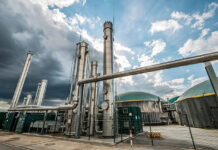 Die Beteiligungsgesellschaft DPE Deutsche Private Equity verkauft ihre Beteiligung an der Sercoo Group, einem Anbieter von Servicedienstleistungen für Betreiber von Biogasanlagen und Blockheizkraftwerken an den technischen Gebäudeausrüster und Energiedienstleister Elevion Group. Mit der Akquisition will Elevion seine Marktstellung in den Bereichen Erneuerbare Energien und Dezentrale Energieversorgung ausbauen. Gleichzeitig erhält das Unternehmen zusätzliche Kompetenz für den künftig steigenden Bedarf an alternativen Antriebssystemen für stationäre und mobile Anwendungen. Über den Kaufpreis haben die Parteien Stillschweigen vereinbart.