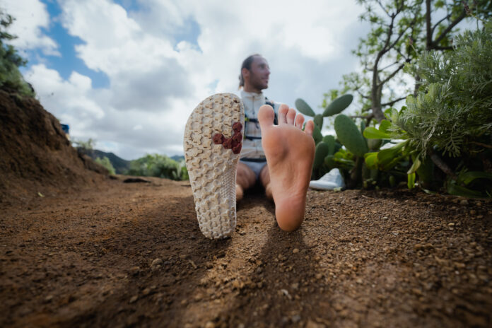 Entstehung der Vivobarefoot wird beleuchtet. Themen wie Familienunternehmertum oder nachhaltige Produktion werden angebracht.