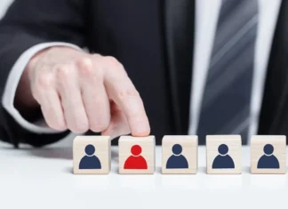 Sehr viele Inhaber mittelständischer Firmen wollen ihr Unternehmen verkaufen, es gibt jedoch immer weniger Nachfolgekandidaten.