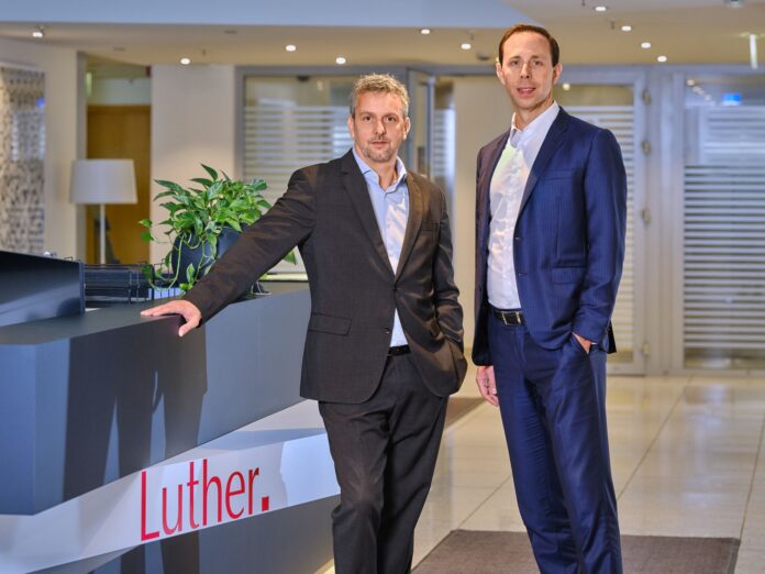 Nach 15 Jahren an der Spitze von Luther Luxemburg übergibt Eric Sublon (links) die Leitung an Bob Scharfe (rechts), der mit Wirkung zum 1. Januar 2025 die Rolle des geschäftsführenden Gesellschafters übernimmt