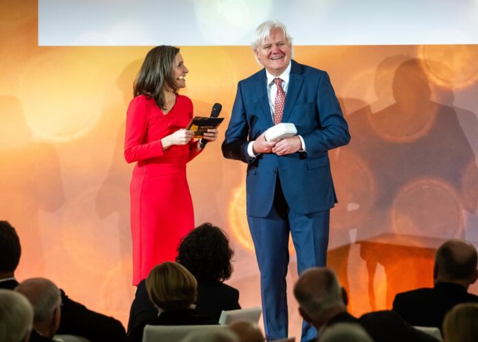 Hall of Fame Für seine unternehmerische Leistung wurde Hans Beckhoff in die Hall of Fame der Familienunternehmen aufgenommen.