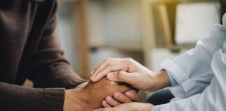 Psychische Gesundheit fördern: Das Kompendium der Stiftung Familienunternehmen zeigt praxisnah, wie Früherkennung und Hilfe gelingen können.
