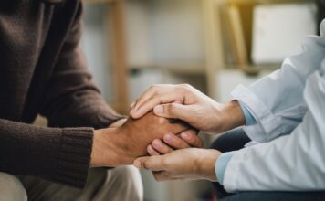 Psychische Gesundheit fördern: Das Kompendium der Stiftung Familienunternehmen zeigt praxisnah, wie Früherkennung und Hilfe gelingen können.