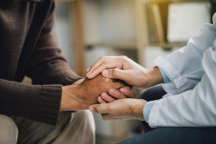 Psychische Gesundheit fördern: Das Kompendium der Stiftung Familienunternehmen zeigt praxisnah, wie Früherkennung und Hilfe gelingen können.