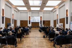 „Das Narrativ in Deutschland von der negativen Börse, gerne unter Hinweis auf die Telekom, stimmt einfach nicht. Wir müssen dieses Narrativ ändern.“ Caroline von Linsingen, Deutsche Börse, setzte den Ton der Being Public Conference - Börsennotiz schafft Werte!: Mutmacher-Event wider die Listing-Müdigkeit. Eine Zusammenfassung.