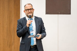 „Das Narrativ in Deutschland von der negativen Börse, gerne unter Hinweis auf die Telekom, stimmt einfach nicht. Wir müssen dieses Narrativ ändern.“ Caroline von Linsingen, Deutsche Börse, setzte den Ton der Being Public Conference - Börsennotiz schafft Werte!: Mutmacher-Event wider die Listing-Müdigkeit. Eine Zusammenfassung.