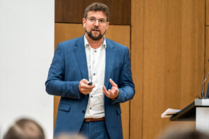 „Das Narrativ in Deutschland von der negativen Börse, gerne unter Hinweis auf die Telekom, stimmt einfach nicht. Wir müssen dieses Narrativ ändern.“ Caroline von Linsingen, Deutsche Börse, setzte den Ton der Being Public Conference - Börsennotiz schafft Werte!: Mutmacher-Event wider die Listing-Müdigkeit. Eine Zusammenfassung.