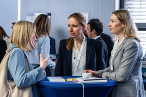 „Das Narrativ in Deutschland von der negativen Börse, gerne unter Hinweis auf die Telekom, stimmt einfach nicht. Wir müssen dieses Narrativ ändern.“ Caroline von Linsingen, Deutsche Börse, setzte den Ton der Being Public Conference - Börsennotiz schafft Werte!: Mutmacher-Event wider die Listing-Müdigkeit. Eine Zusammenfassung.