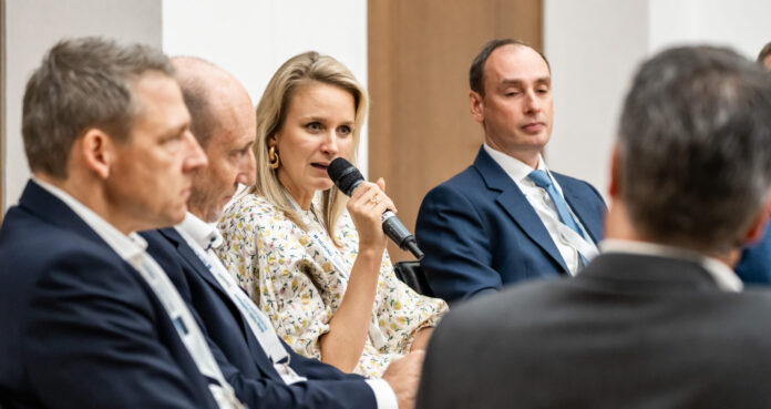 „Das Narrativ in Deutschland von der negativen Börse, gerne unter Hinweis auf die Telekom, stimmt einfach nicht. Wir müssen dieses Narrativ ändern.“ Caroline von Linsingen, Deutsche Börse, setzte den Ton der Being Public Conference - Börsennotiz schafft Werte!: Mutmacher-Event wider die Listing-Müdigkeit. Eine Zusammenfassung.