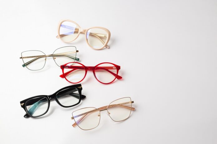PLUTAs Insolvenzverwalter Zistler hat den gesamten Warenbestand und wichtige Marken von Menrad an Design Eyewear Group aus Dänemark veräußert.