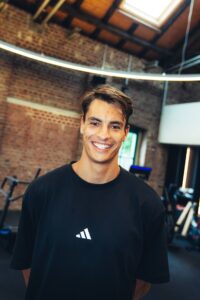 Führungsspieler in der Handball Nationalmannschaft, Olympiamedaillengewinner und Masterstudent der Betriebswirtschaftslehre.