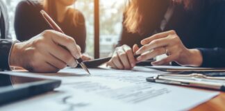 Ein Unternehmensverkauf ist oft geprägt von Unsicherheit. Earn-out Klauseln können den Kaufpreis an die Entwicklung des Unternehmens knüpfen.
