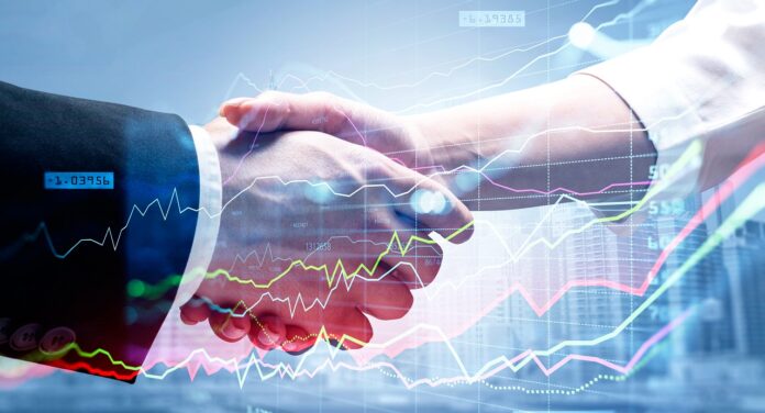 Double exposure of businessman handshake on stock market graph background. Concept financial transaction and deal processing. Der Markt für Mittelstandstransaktionen bleibt 2025 herausfordernd. Andi Klein von Triton gelingt es dennoch, Exits zu realisieren.