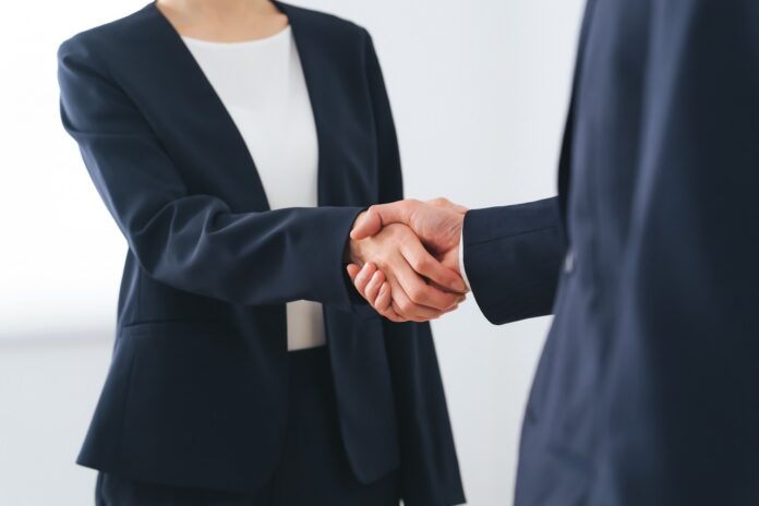 握手する男女ビジネスパーソン Die Hannover Finanz übernimmt die Katec Kanaltechnik Müller & Wahl GmbH und baut ihre nationale Plattform für kritische Infrastruktur aus.