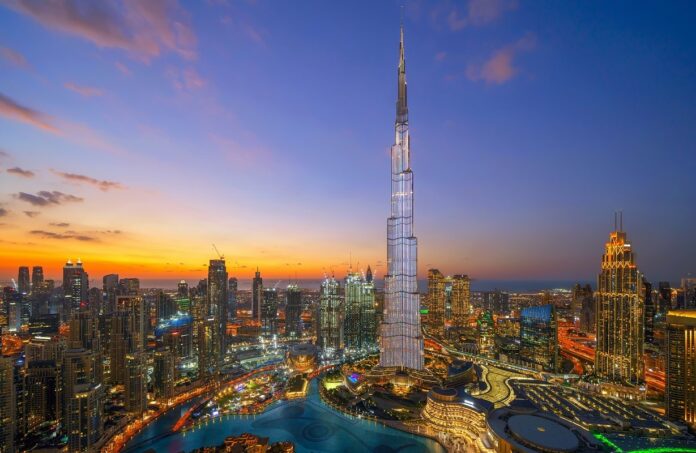 AdobeStock_321262583 Berkeley Services bleibt verantwortlich für die Reinigung des Burj Khalifa und verlängert den langjährigen Auftrag mit Emaar.