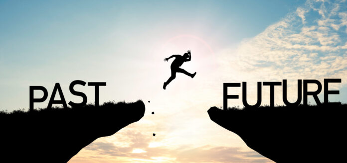 Go ahead and continuously improvement concept, silhouette man ju Der Umgang mit Bewahrern stellt für viele Führungskräfte heutzutage eine wesentliche Herausforderung dar.