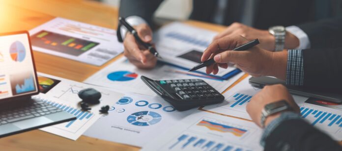 Businessman team working at office with document on his desk, do Search Funds schließen die Lücke zwischen Unternehmen auf Nachfolgesuche und Übernehmern, die übernehmen statt gründen wollen.