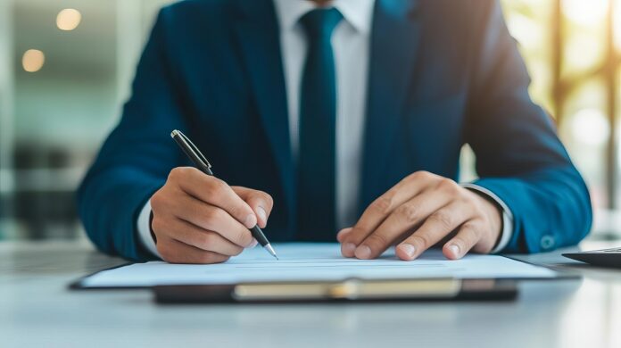 Lawyer using digital tools to draft new contract terms, negotiation terms, modern legal negotiation Luther baut ihre außenwirtschaftsrechtliche Beratung weiter aus und gewinnt dafür einen ausgewiesenen internationalen Experten.