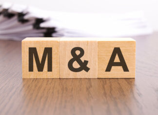 usländische Käufer und Private Equity prägen die großen Transaktionen, während die Aktivität ab November nahezu einfriert.