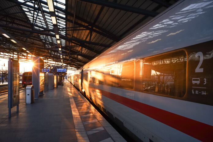 The German "ICE" highspeed train in the train station of Erfurt Bode startet mit Waterland die nächste Wachstumsphase und stärkt internationale Expansion sowie Innovation im Bahnmarkt.