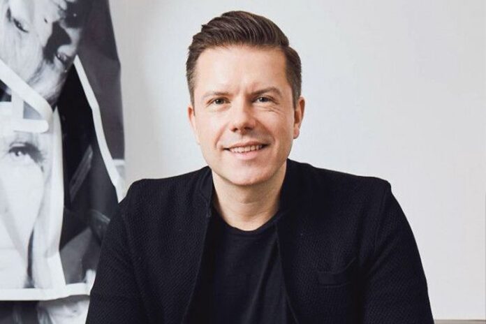Wöhrl verändert seinen Vorstand: Christian Greiner übernimmt mehr Verantwortung, während Tobias Triebel das Unternehmen verlässt.