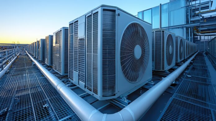 White large industrial air conditioning system on the roof of a commercial building Ufenau verkauft ebutec an Nordic Climate Group. Die Transaktion stärkt die Gebäudetechnik- und Energieeffizienzplattform in Deutschland.
